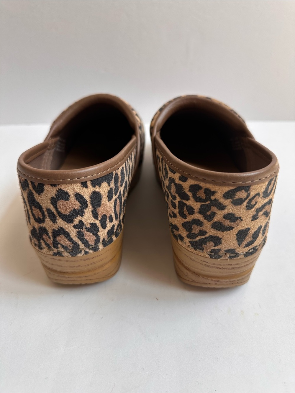 Dansko Women’s Suede Leopard Print Clogs 39 8.5 - 9 - Picture 5 of 11